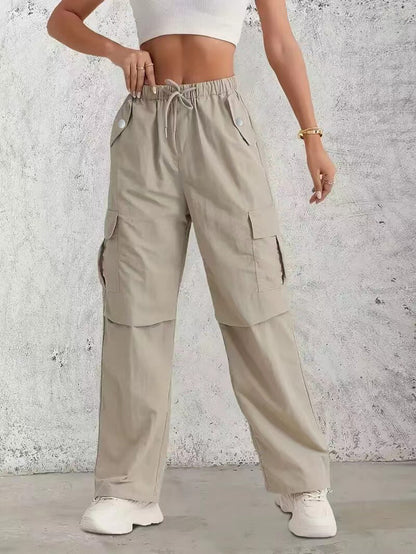 Chic and Style Women's cargo pants with a practical elastic waistband and trendy side pockets