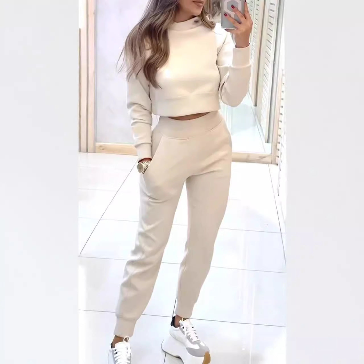 Modern ladies' sweat outfit with cropped top and casual jogging pants Chic and Style