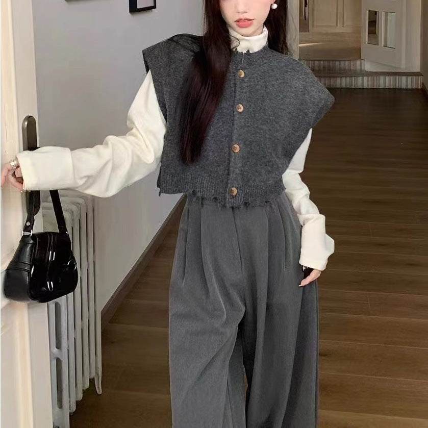 Cardigan court pour femmes avec ourlet fendu et détails de boutons en bois Chic & Stil