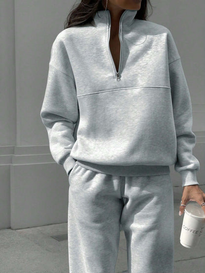 Sporty women's fleece jogging set with high collar and pockets Chic und Stil