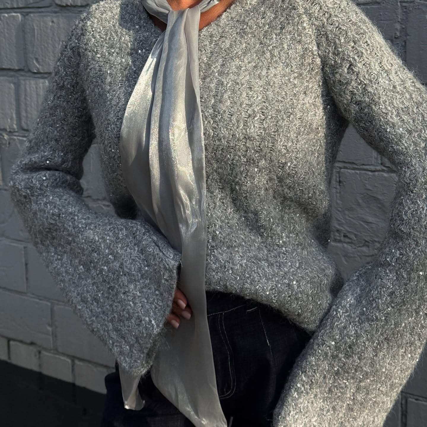 Dames élégant pull en tricot avec écharpe en soie à la mode Chic und Stil