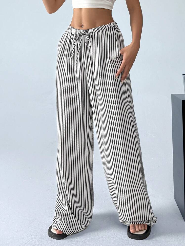 Striped casual pants for women with a loose fit and an elastic waistband Chic und Stil