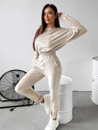 Casual sports outfit for women with short top and elastic pants Chic and Style