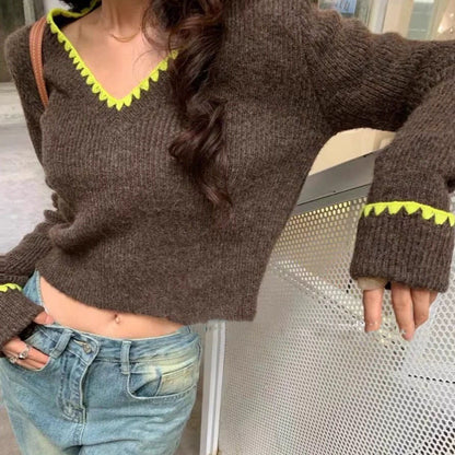 Pull en tricot à col V pour dames avec finitions décoratives Chic und Stil