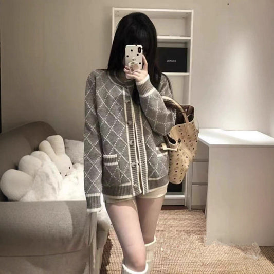 Cardigan en tricot féminin à motif losange élégant et boutons dorés Chic und Stil