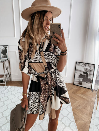 Robe chemise féminine tendance avec motif géométrique et nœud cintrable Chic und Stil