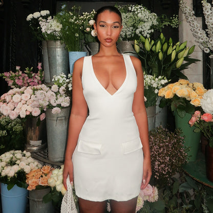 Robe courte simple pour femmes avec un décolleté en V profond et des poches pratiques Chic und Stil