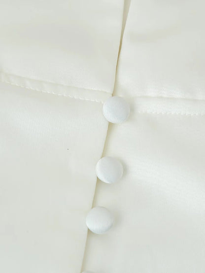 Blouse cintrée pour femmes avec des détails de boutons modernes et un col montant Chic und Stil