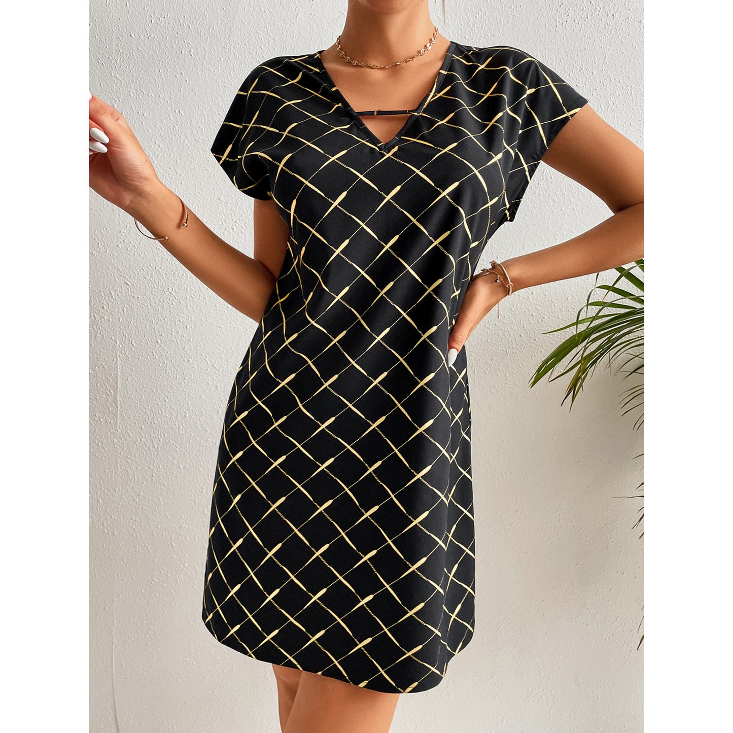 Robe décontractée pour femmes à col en V avec un motif à carreaux tendance et des manches courtes Chic und Stil
