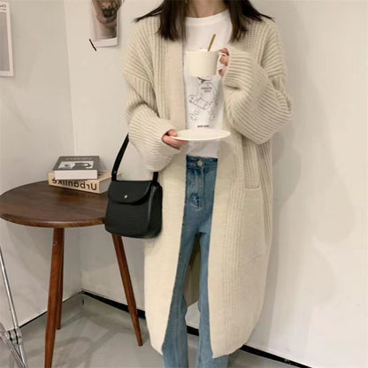 Cardigan en tricot féminin avec une silhouette décontractée et des poches profondes Chic und Stil