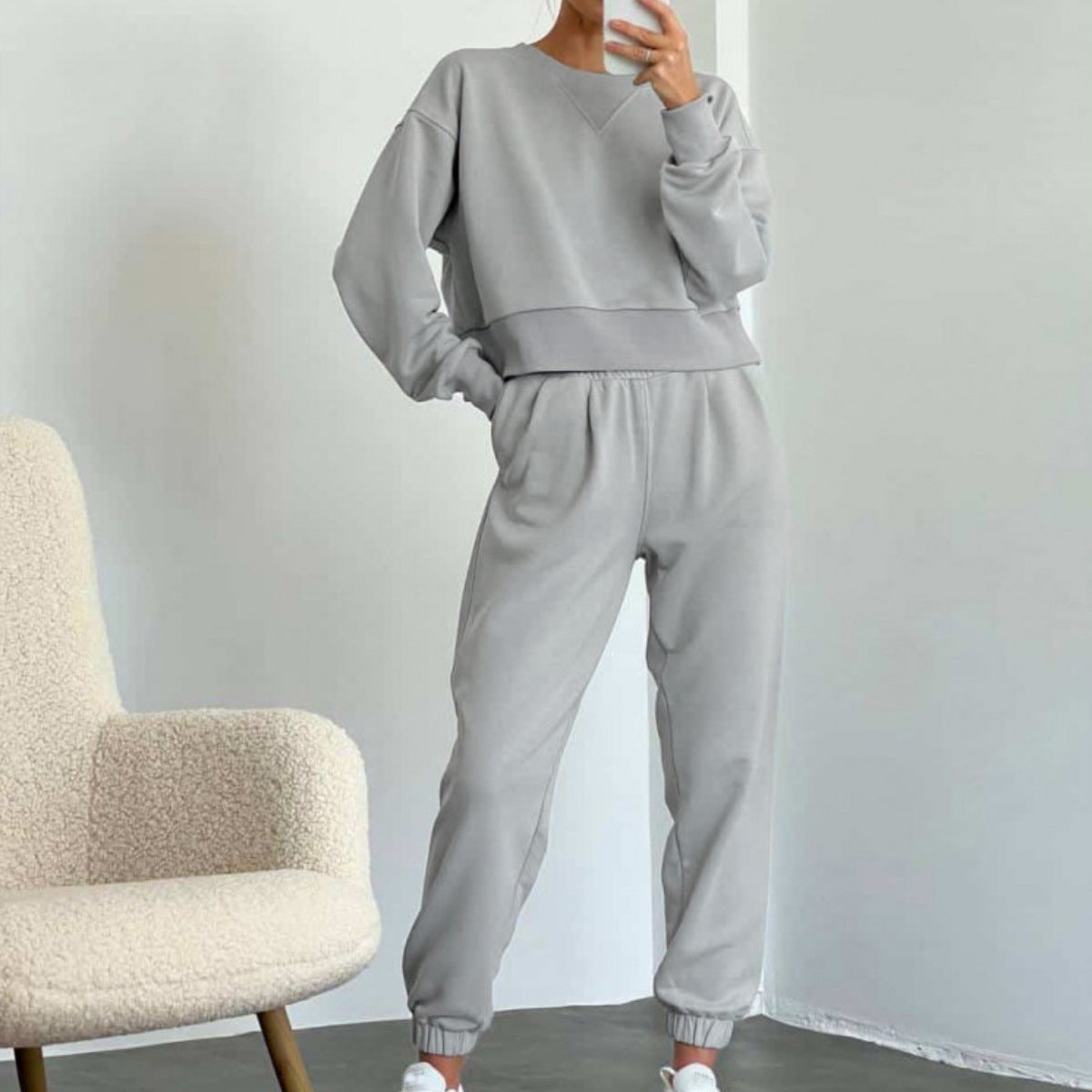 Casual sports outfit for women with cropped sweatshirt and comfortable jogging pants Chic and Style