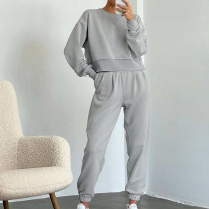 Casual sports outfit for women with cropped sweatshirt and comfortable jogging pants Chic and Style