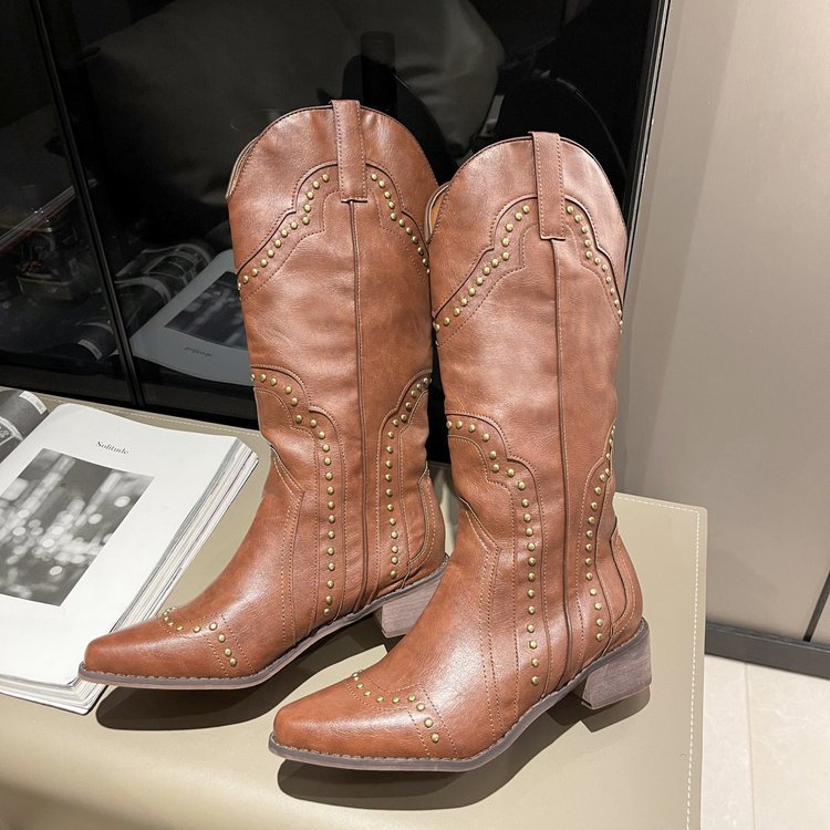 Bottes de cowboy pour dames avec des accents de clous à la mode et un talon bloc confortable Chic und Stil