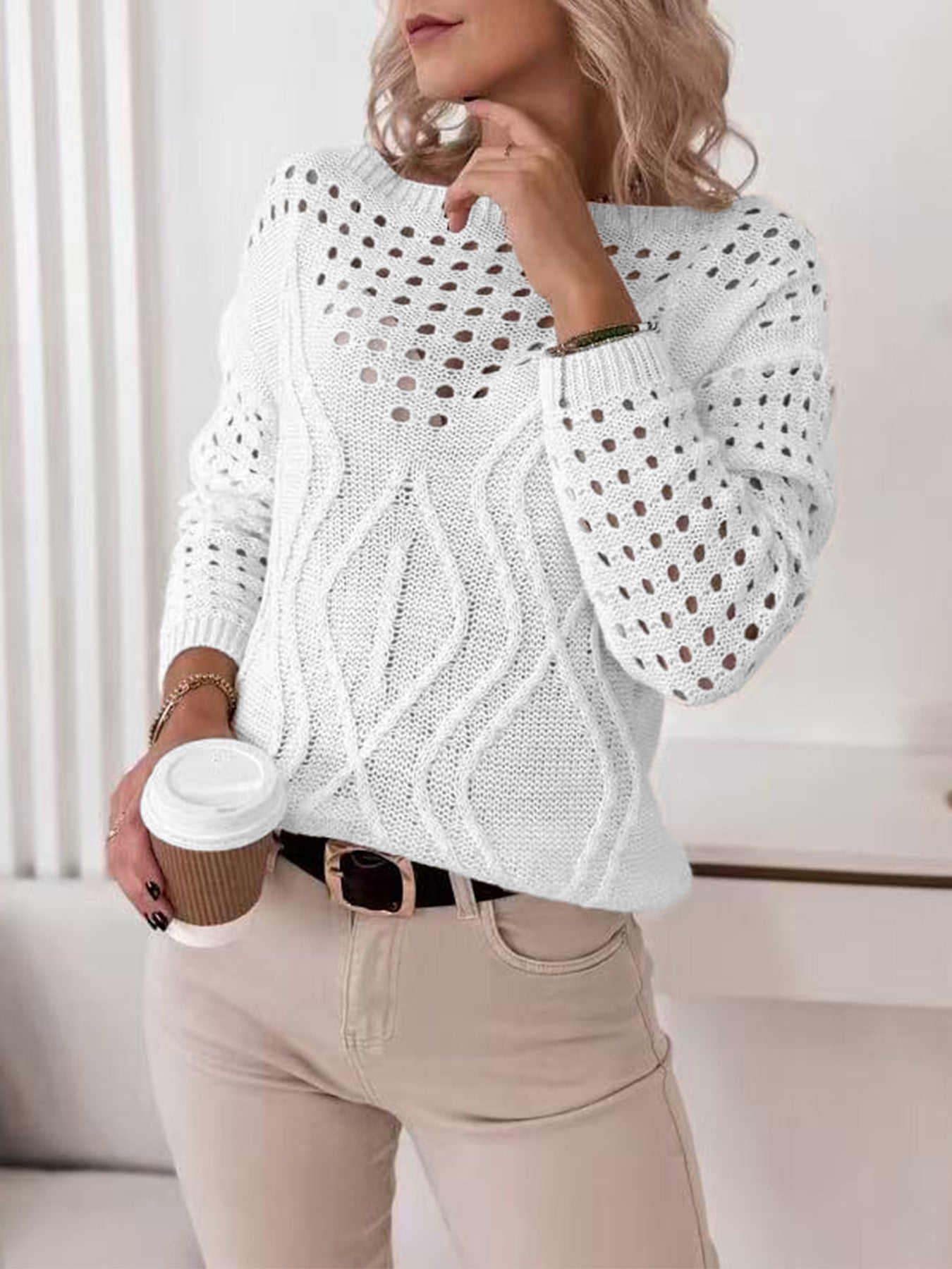 Pull en tricot pour femmes avec des motifs ajourés aérés et un joli design en torsades Chic und Stil