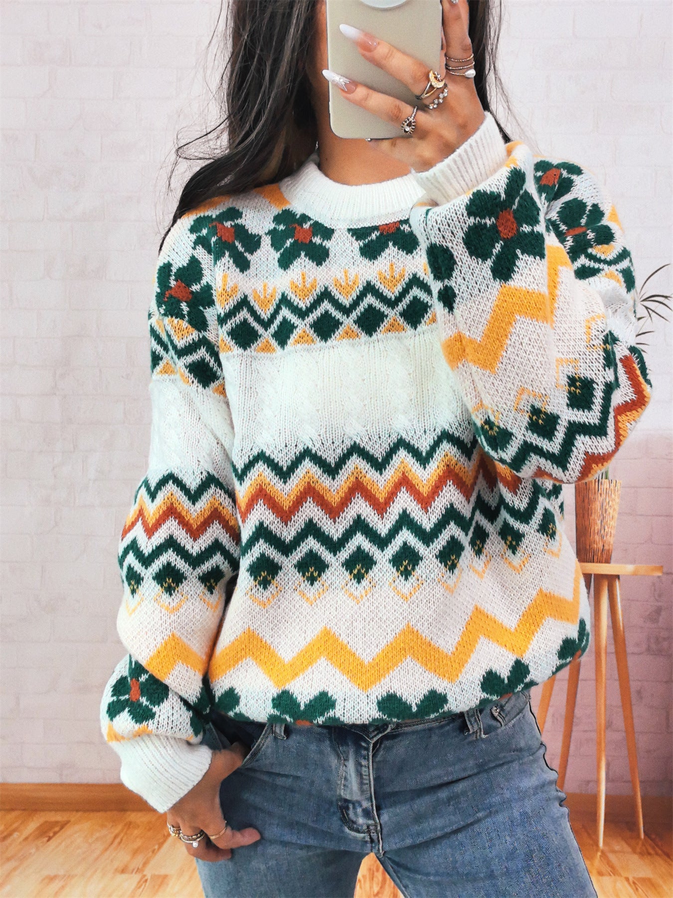 Dames gros tricot pull avec motif zigzag coloré et accents floraux Chic und Stil
