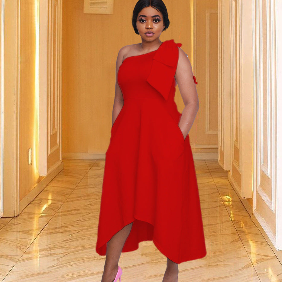 Robe de cocktail asymétrique pour femme avec une seule bretelle et ceinture Chic und Stil