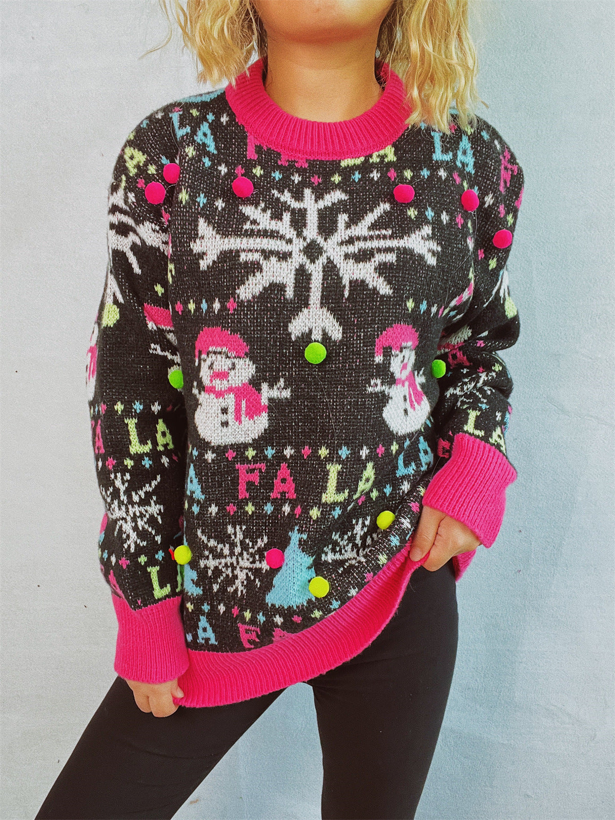 Pull féminin de Noël avec des applications colorées et un design festif Chic und Stil