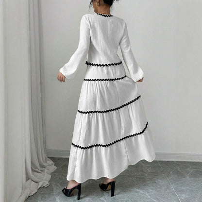 Robe maxi pour femmes avec des fronces élégantes et un biais contrastant Chic und Stil