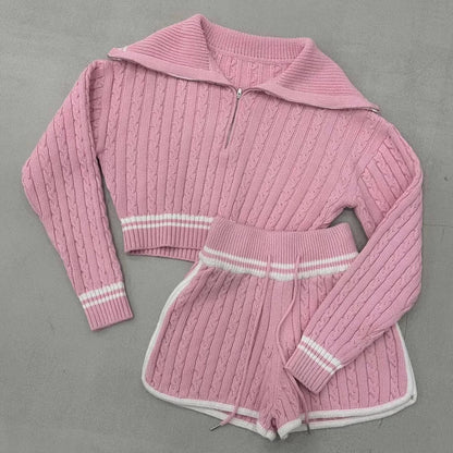 Pull en tricot court pour femmes avec col montant et short dans l'ensemble Chic und Stil