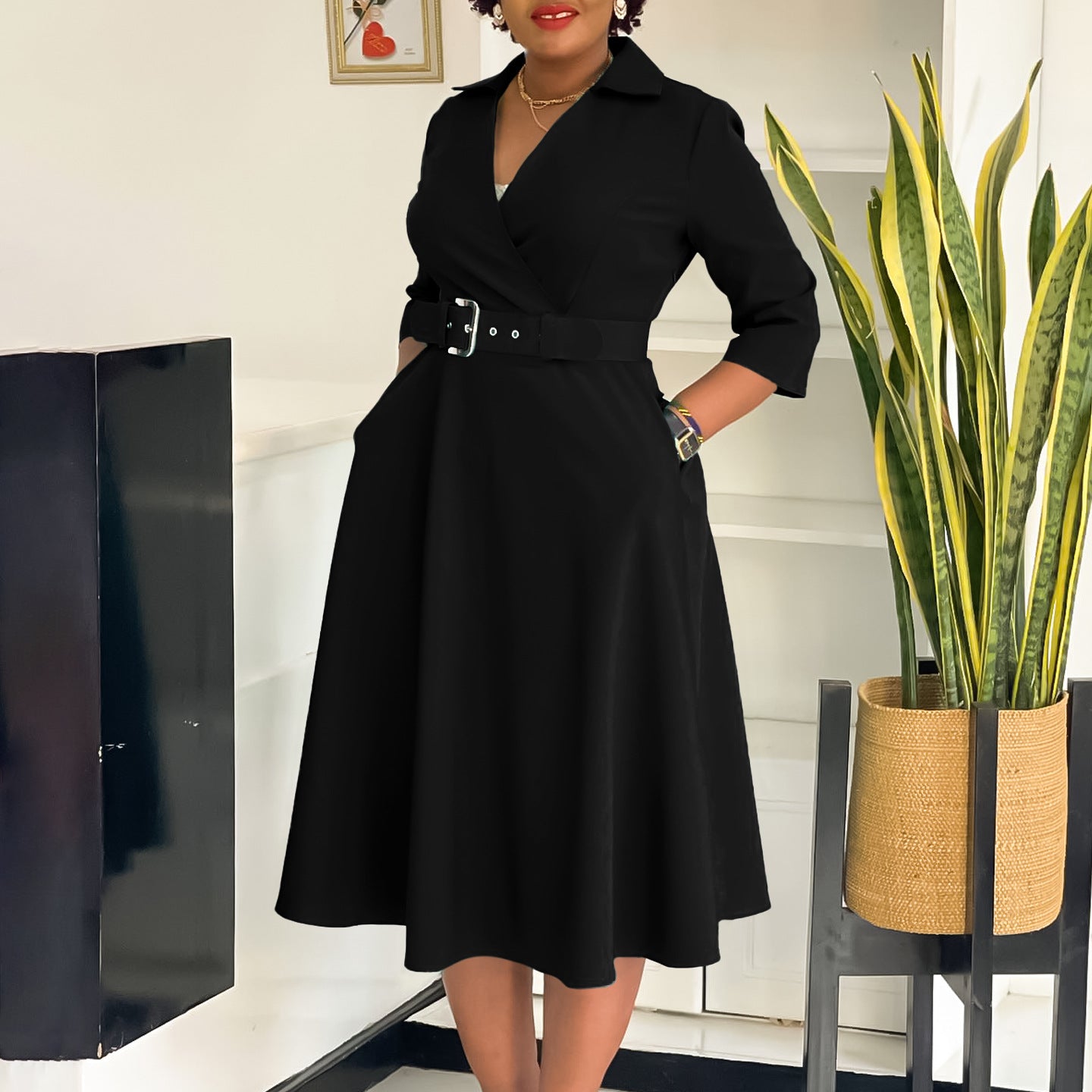 Robe portefeuille pour femmes avec ceinture cintrée et jupe évasée Chic und Stil