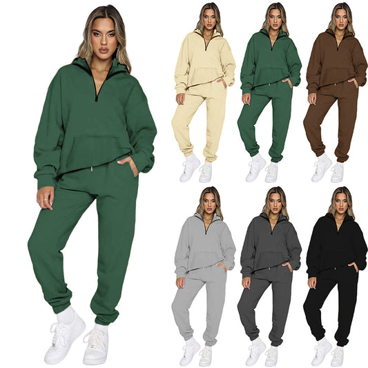 Women's comfortable two-piece tracksuit with half-zip and practical pockets. Chic and stylish.