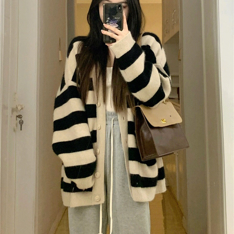 Women's comfortable knitted cardigan with wide stripes and practical pockets. Chic and stylish.