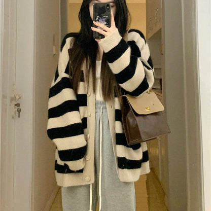 Women's comfortable knitted cardigan with wide stripes and practical pockets. Chic and stylish.