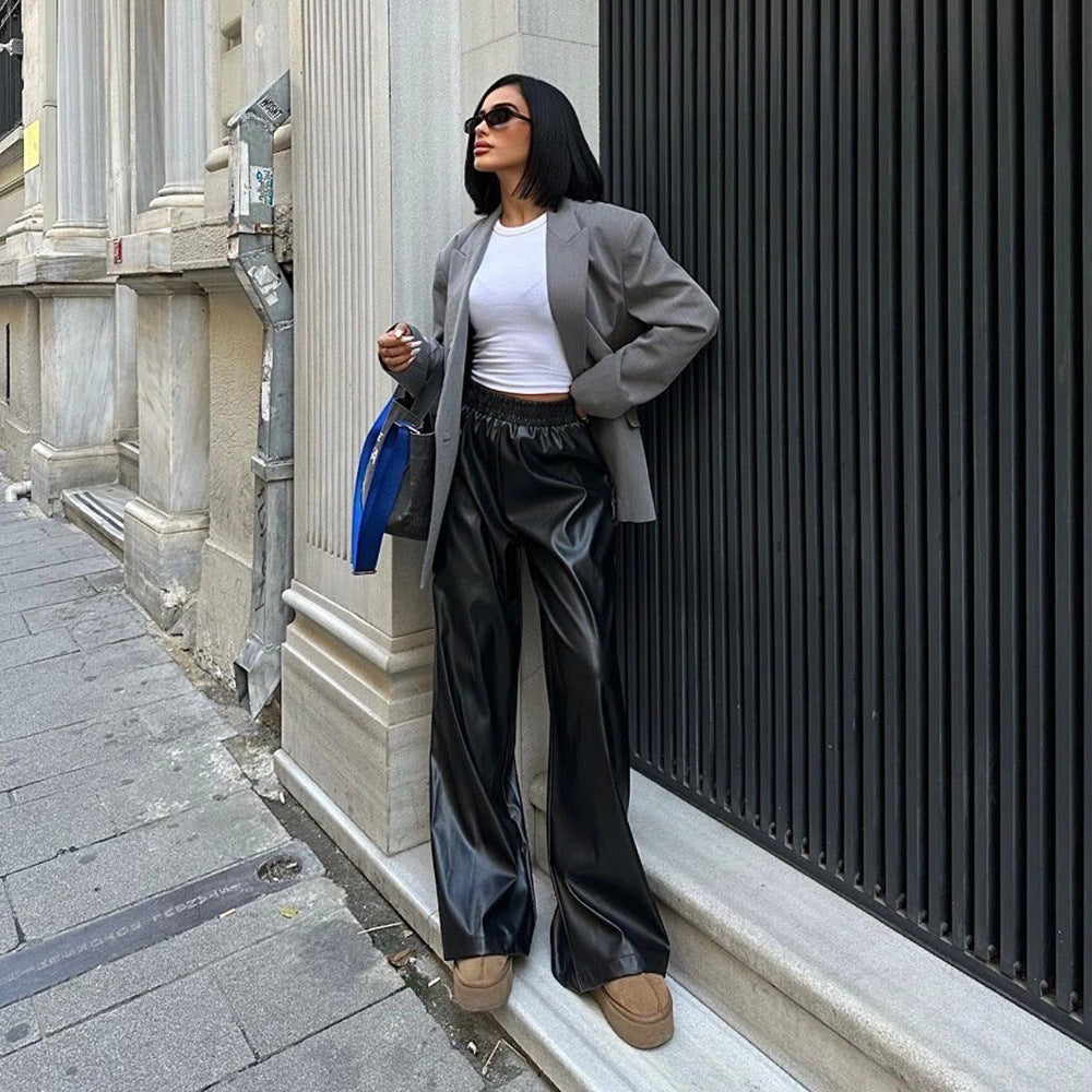 Elegant leather pants for women with a loose fit and elastic waistband Chic und Stil
