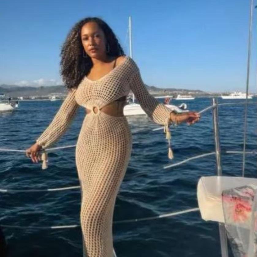 Robe maxi en crochet pour femmes avec des détails découpés et une ceinture décorative Chic und Stil