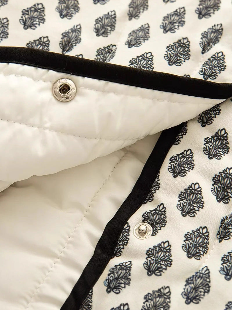 Ladies quilted jacket with decorative pockets and modern print Chic and Style