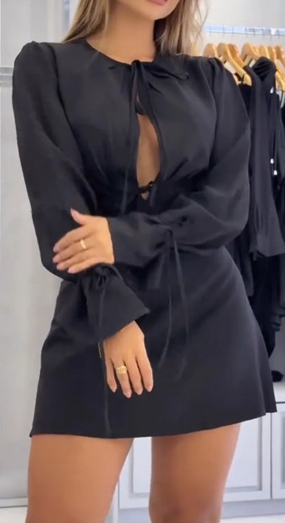 Robe mini intemporelle pour femmes avec décolleté en V profond et manches à nœuds Chic und Stil