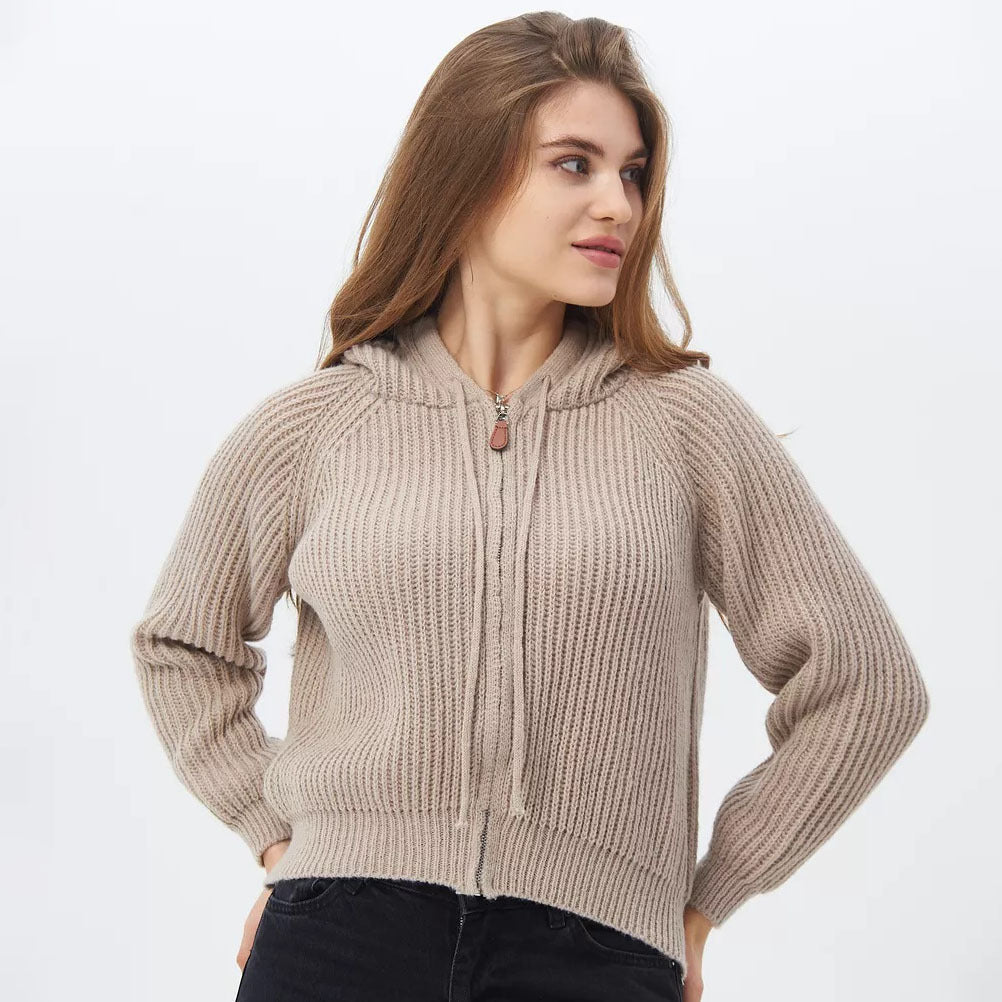 Sweat à capuche court pour femmes en matériau en tricot côtelé doux avec des cordons pratiques Chic & Stil