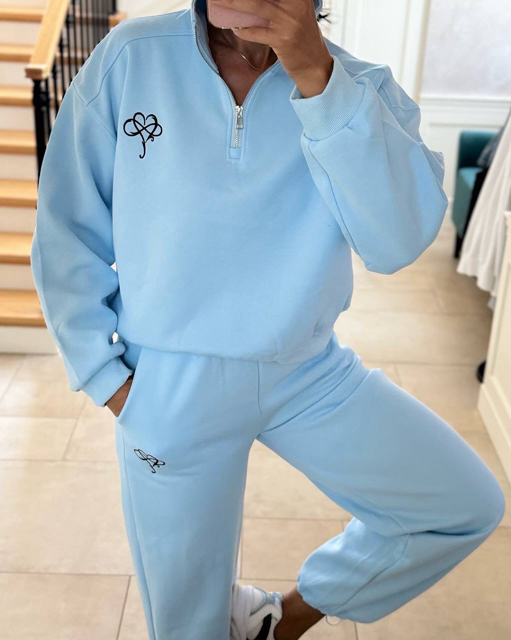Pull sportif féminin avec fermeture éclair demi-longue et logo contrastant Chic und Stil