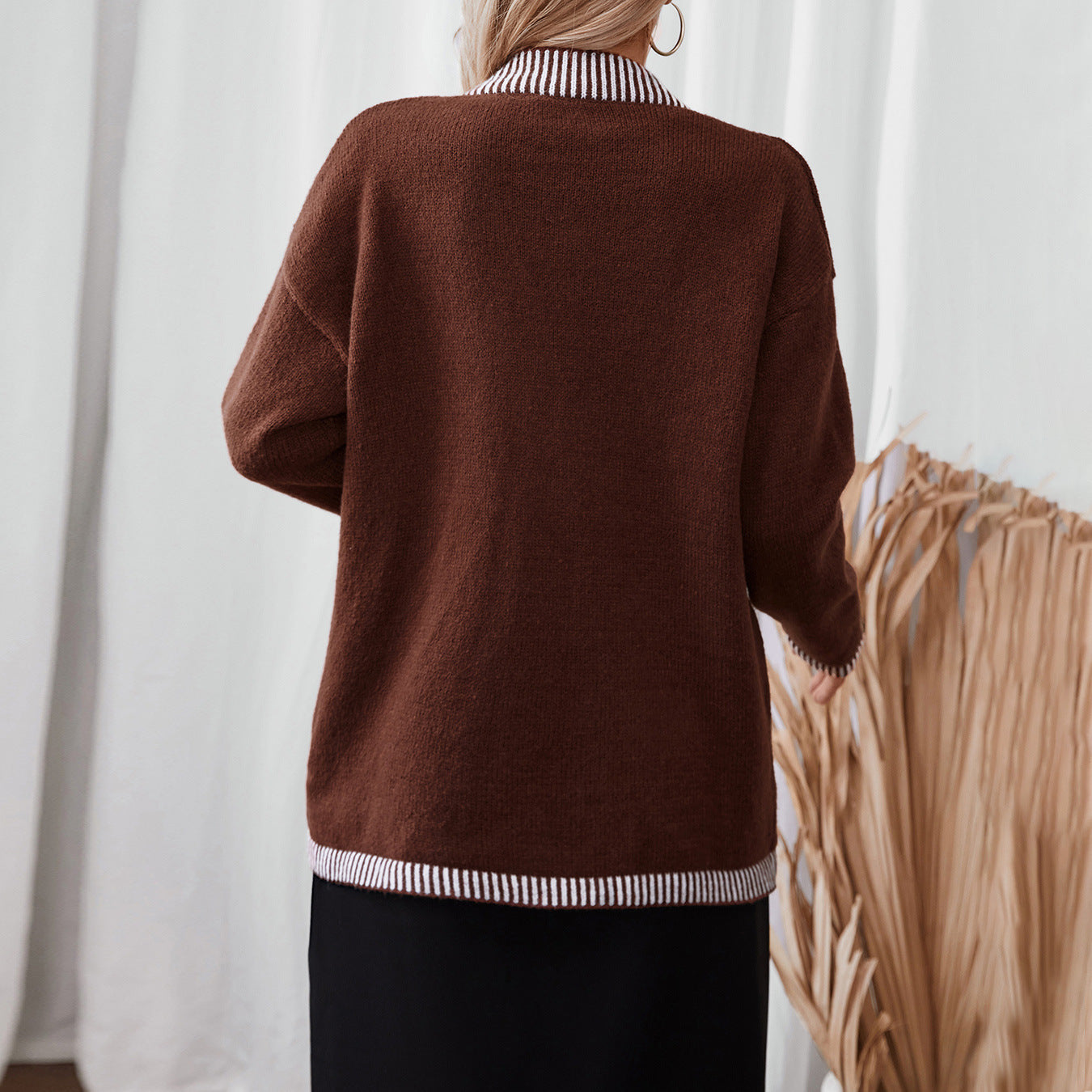 Veste en tricot pour femmes avec des accents de rayures modernes et des poches Chic und Stil