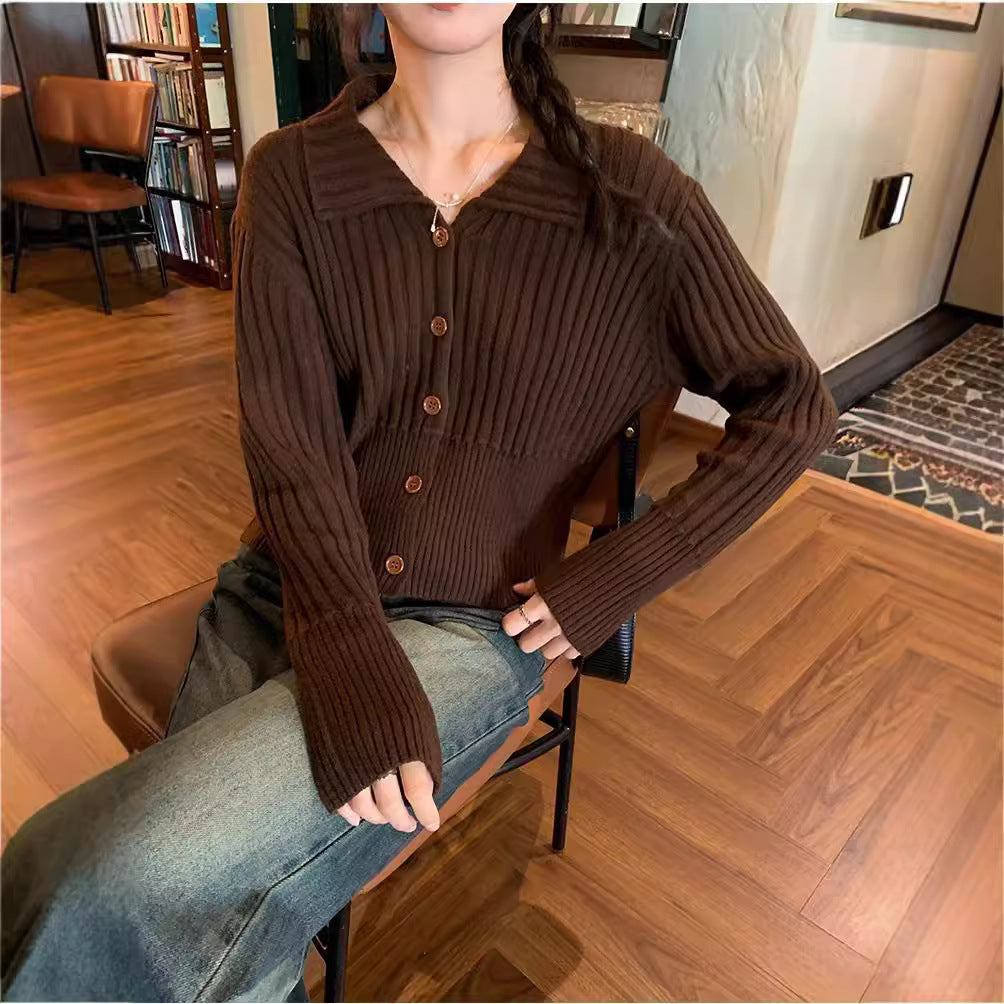 Pull en tricot fin pour femmes avec élégante patte de boutonnage et design côtelé structuré Chic und Stil