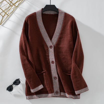 Veste en tricot pour femmes avec des accents de rayures modernes et des poches Chic und Stil