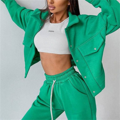 Women’s sports set consisting of an oversized jacket and comfortable jogging pants Chic und Stil