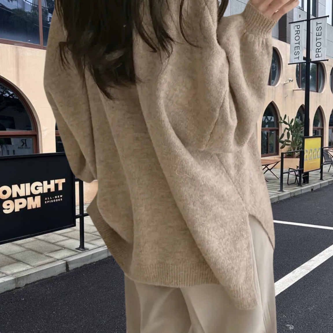 Dames pull en tricot surdimensionné en matériau polaire doux et avec des éléments de coupe modernes Chic und Stil