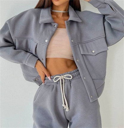 Casual set for women in sweatshirt and jogger pants Chic und Stil