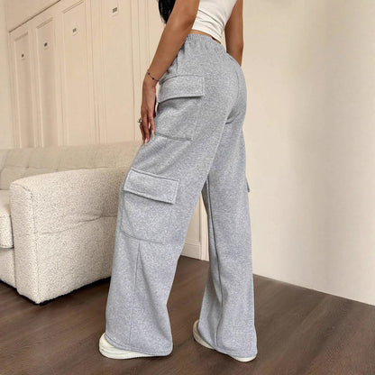 Wide cargo pants for women with side pockets and elastic waistband Chic und Stil