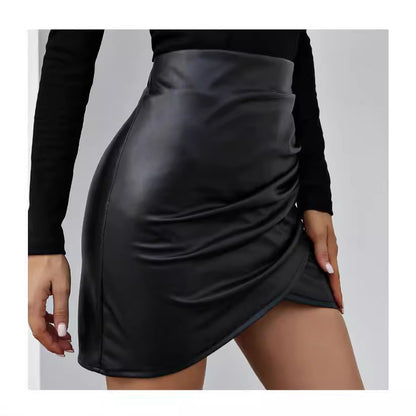 Short à volants en similicuir pour femmes avec coupe asymétrique Chic und Stil