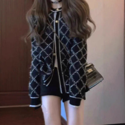 Cardigan en tricot féminin à motif losange élégant et boutons dorés Chic und Stil