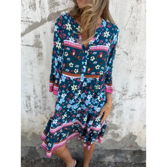 Robe de blouse décontractée pour femmes avec un motif floral coloré et une ourlet évasé au genou Chic und Stil