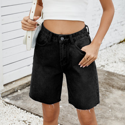 Women's denim shorts with a modern cut and fringed edge Chic und Stil