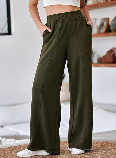 Loose sports pants for women with elastic waistband and practical side pockets Chic and Style