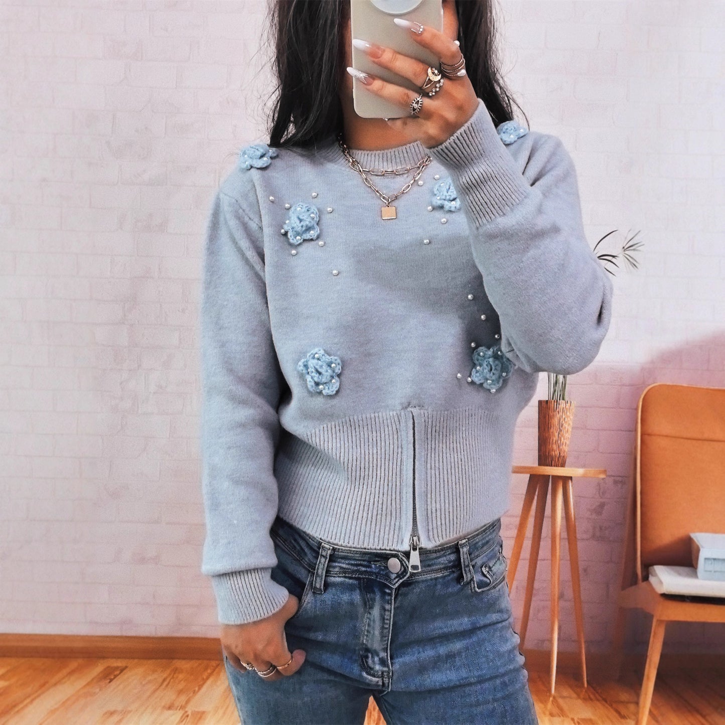 Pull en tricot pour femmes avec des appliqués floraux et des perles brillantes Chic und Stil