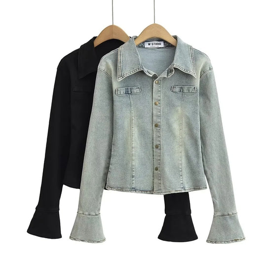 Chemise en jean pour femmes avec des manches à cloche à la mode et des poches plaquées Chic und Stil