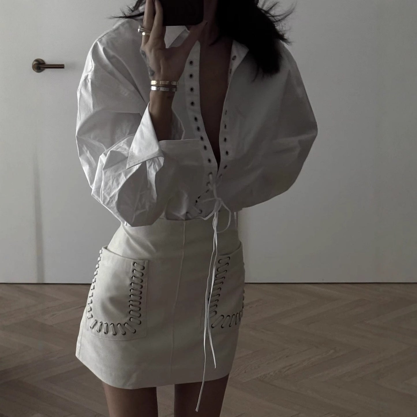 Chemisier pour femme avec un laçage élégant et un col moderne Chic und Stil