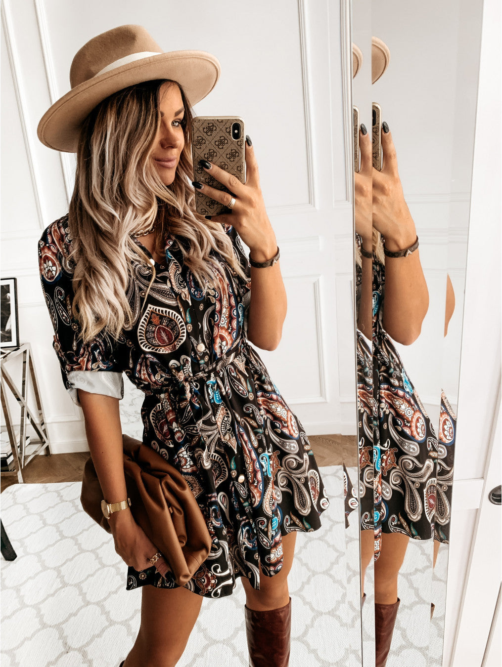 Robe chemise féminine tendance avec motif géométrique et nœud cintrable Chic und Stil