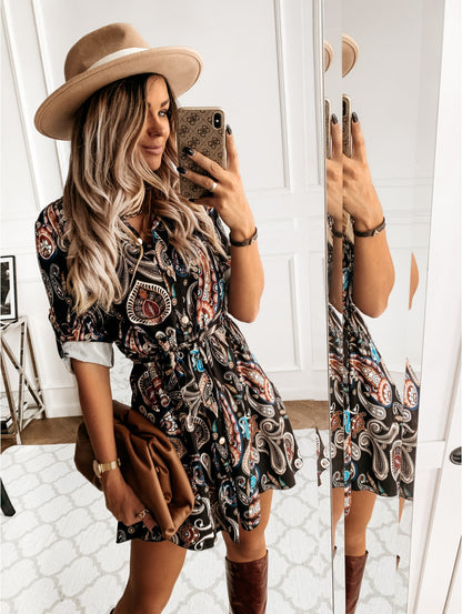 Robe chemise féminine tendance avec motif géométrique et nœud cintrable Chic und Stil